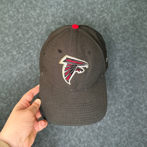 Atlanta Falcons Hat New Era 9FORTY Adjustable NFL Cap Black Red Team Logo - Picture 1 of 5